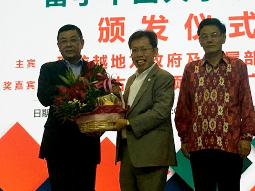 砂拉越华文独中董事会联合总会署理会长拿督黄良杰（左）赠送水果礼篮予砂地方政府与房屋部长拿督沈桂贤，右为;中国驻古晋总领事馆程广中总领事。