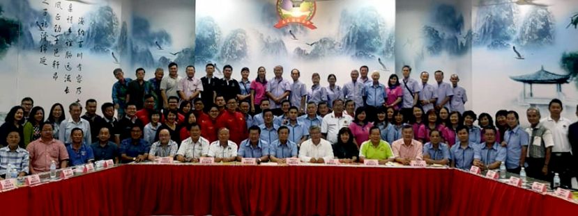 砂拉越福州社团联合总会与美里福州公会交流会后合影，前排左10起;为美里福州公会主席拿督许德忍以及砂福总会长拿督黄敬鸿。