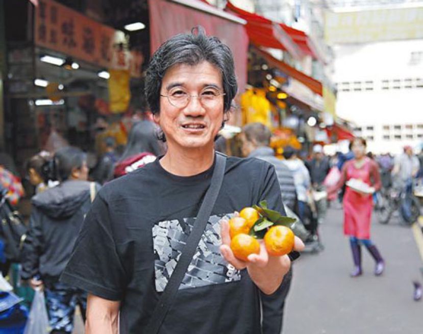 图示：老林是一名退休会计师，近年会走到超市&ldquo;拾荒&rdquo;，带走遭商贩弃掉的新鲜食物。