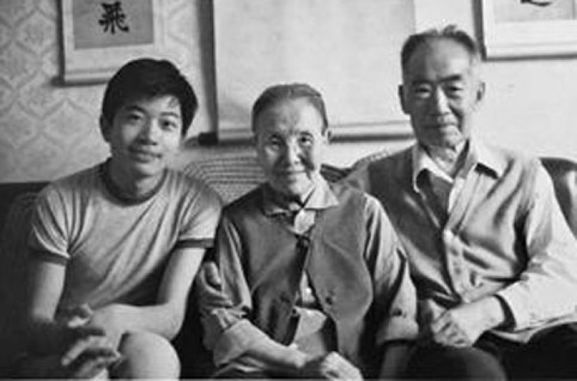 图示：陈钢和姥姥冰心及姥爷吴文藻。