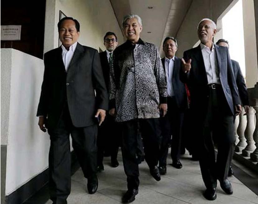 阿末玛斯兰(左)和沙里尔(右)在巫统主席阿莫扎希陪同下抵达吉隆坡法庭。