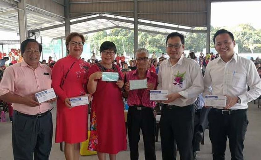 贸消部副部长张健仁（右二）移交口罩给葫芦顶中公，由校董会主席张茂盛（右三）和副校长沈碧嫄（左三）接收。 左起为该校课外活动主任刘南琪、主任李慧清；右一为张健仁特别助理江丰年。