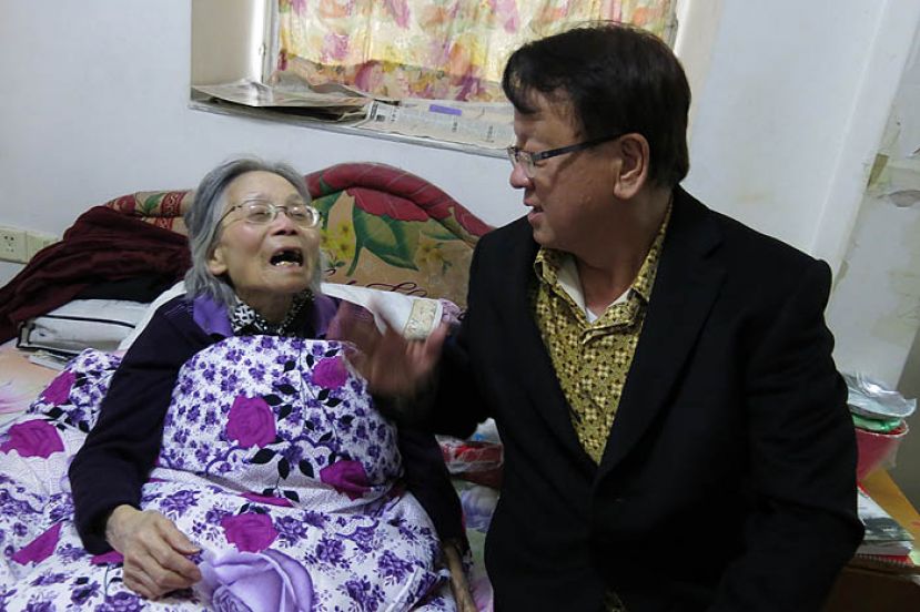 砂拉越彭城刘氏公会主席，砂拉越华族文化协会会长兼《刘钦侯传》编委会主席刘伯举在中国见到了病榻上的刘钦侯养女刘美珠。