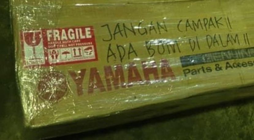 包裹外头注明&ldquo;JANGAN CAMPAK!!ADA BOM DI DALAM!!&rdquo;。