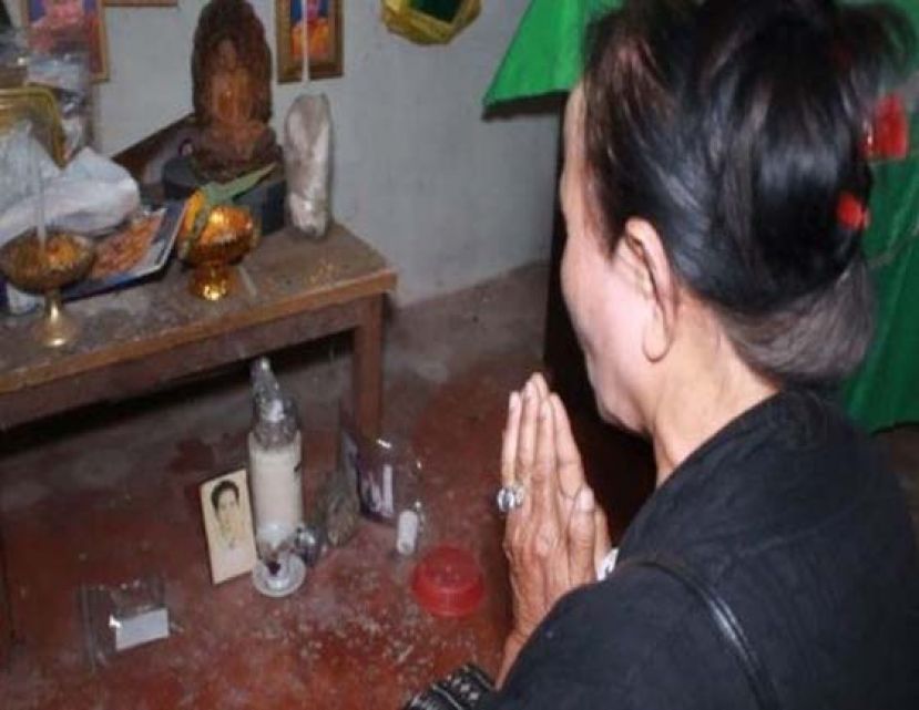 女屋主以为母亲钻石戒指遭窃，在跟母亲骨灰告解后，却意外在家中不起眼的角落找到。