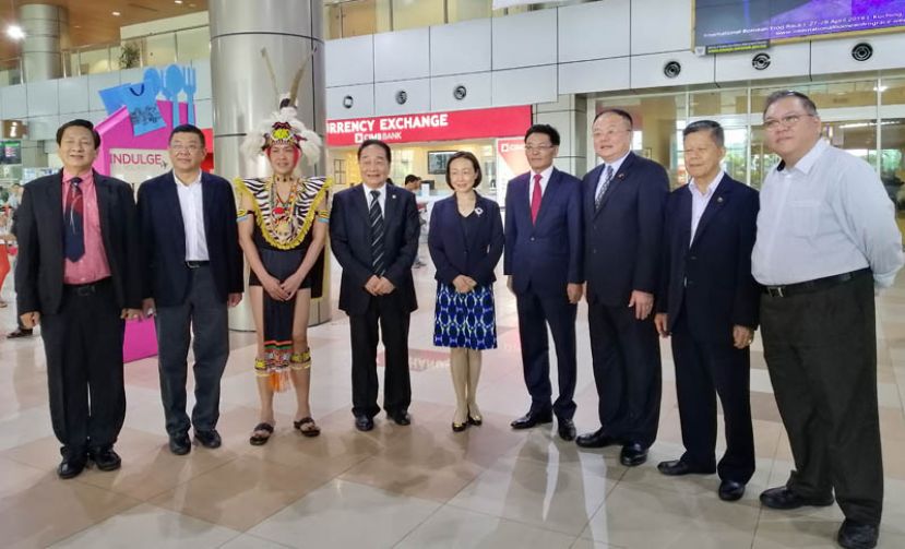 中国驻古晋总领事程广中（右四）及嘉宾们在古晋国际机场贵宾室迎接福建省副省长郭宁宁（右五）的莅访，右起黄文彬集团董事兼中友会会长拿督黄国辉、古晋中华总商会会长拿督陈日枝；左起为古晋中华小学校董会主席兼福建公会副会长王长福、晋汉省华总会长兼古晋福建公会会长拿督黄良杰及砂国际贸易及电子商务部长拿督斯里黄顺舸（左四）。