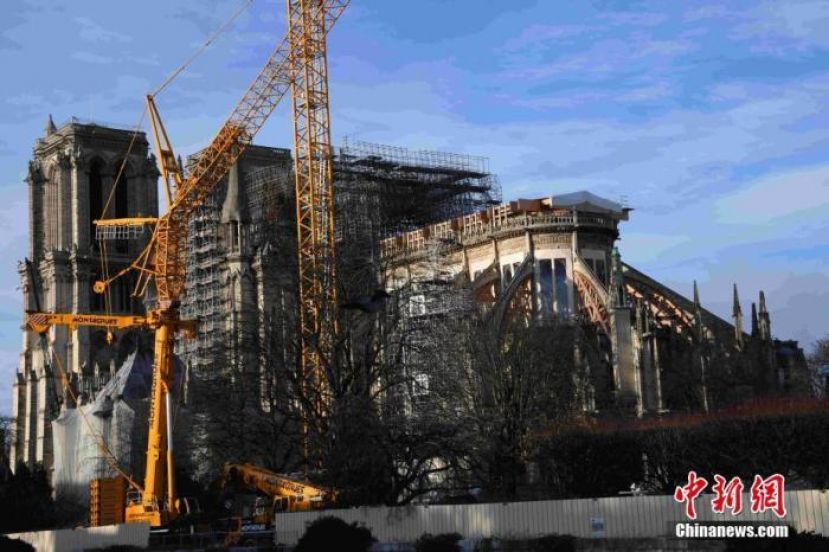 当地时间12月22日，巴黎圣母院修复工作紧张进行中。尽管圣诞节即将来临，修复仍在继续。