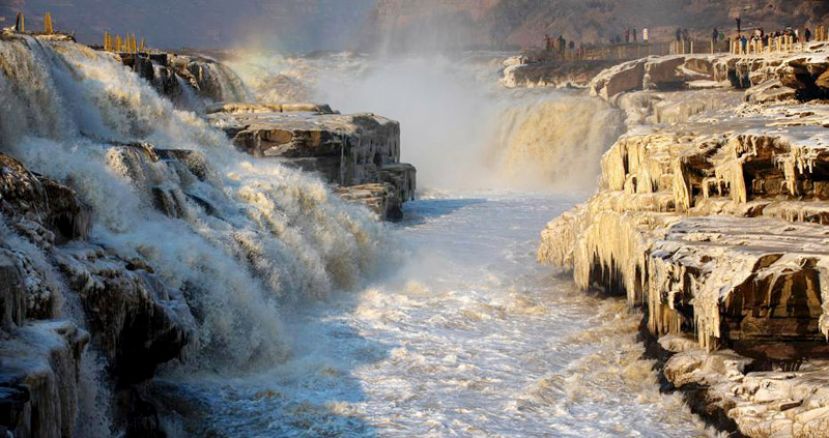 黄河秦晋峡谷大面积流凌 壶口瀑布两岸现冰挂景观