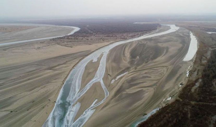 航拍中国最长内流河塔里木河千里冰封景观