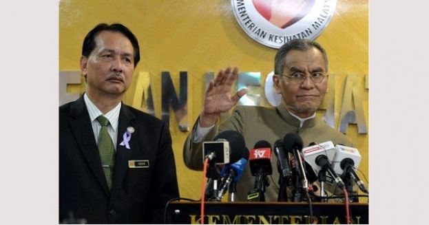 卫生部长拿督斯里祖基菲里(右)召开新闻发布会，左为卫生总监拿督诺希山。
