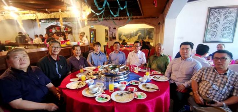 李景胜(右四)与众嘉宾和中总理事摄于慰劳午宴上。中是理事长李开运，(右三)为拿督陈超耀州议员及市政局代表王智义(左三)。