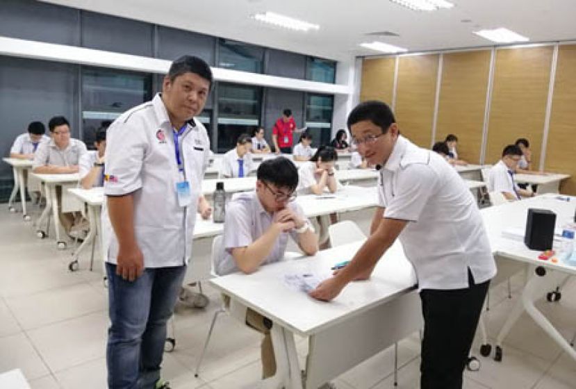 留华砂总总会长黄首詠（右）与署理总会长曹斌超（左）巡视诗巫大赛考场。