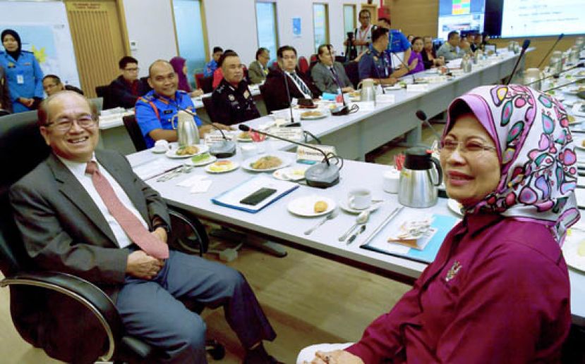 图示：副首长拿督阿玛道格拉斯（左）主持砂灾难管理与拯救委员会，右为砂福利、社会和谐、妇女、家庭与学前教育发展部部长拿督斯里法蒂玛陈赛明。