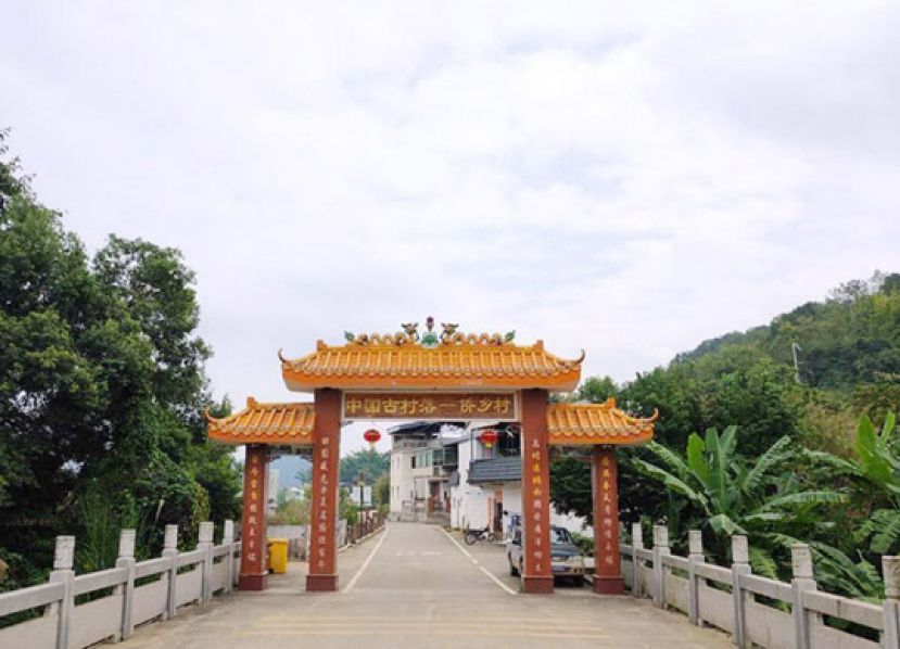 图示：中国古村落──侨乡村（村口）。