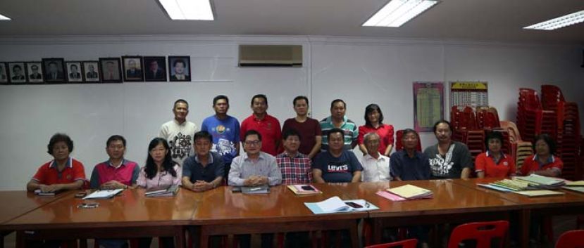 筹备会议后合影。坐者左五为拿督吴标生博士。左起分别为主任黄爱金、副主席刘泍俊、执行秘书谢丽凤、秘书刘贤进，右起分别为署理主 任吴标娟、副主任田秀月、署理团长黄夏庆、副主席苏忠钦、副主席薛承邦、副主席黄夏荣及署理主席本固鲁游贤祥。