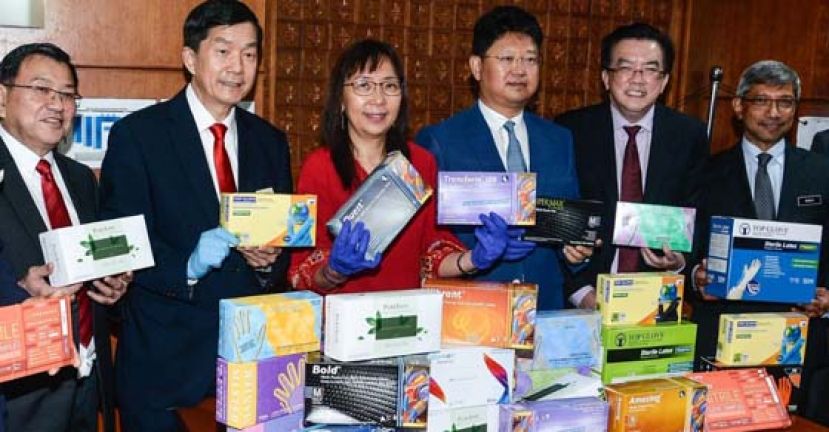 在中国爆发新型冠状病毒之际，我国10家医疗手套生产商雪中送炭，一共捐赠1800万个手套予中抗疫。左7起为白天及郭素沁。