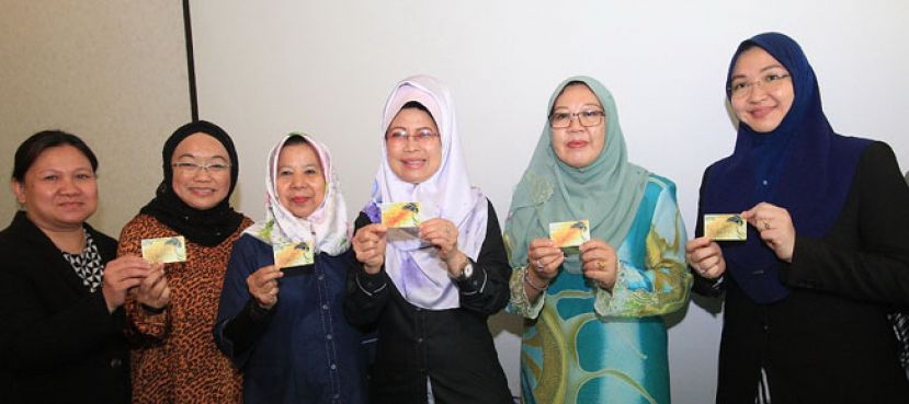 砂福利、幸福社区、妇女、家庭与儿童发展部长拿督斯里陈赛明（右三）展示肯雅兰金卡。