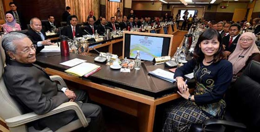 ●敦马哈迪（左）在教育部出席汇报会，右为副部长张念群。