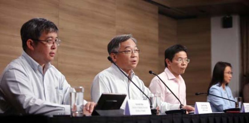 联合领导抗疫跨部门工作小组的卫生部长颜金勇（左二）和国家发展部长兼财政部第二部长黄循财（右二），昨午召开记者会汇报疫情。左一为卫生部医药服务总监麦锡威副教授，右一为教育部学校司统筹司长刘慧丽。