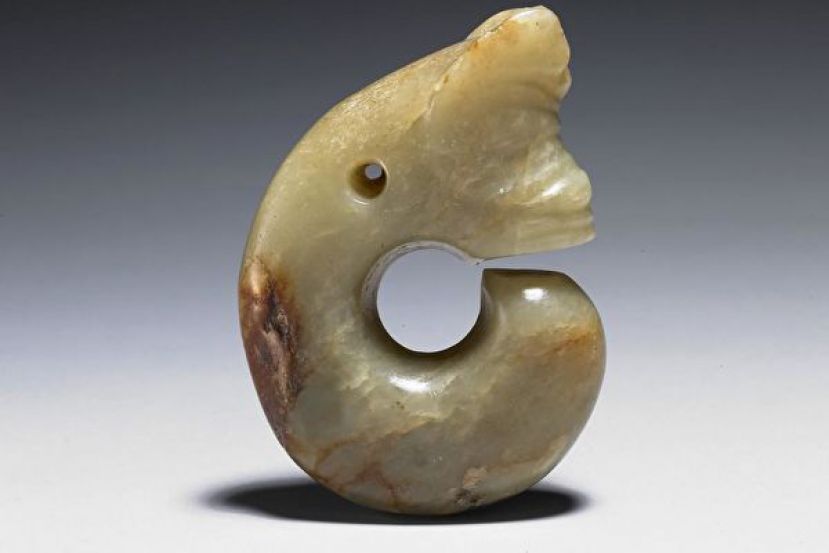 图示：五千年以前的玉雕每玉猪龙。