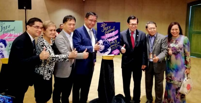 砂旅游、艺术、文化、青年与体育部长拿督阿都卡林（左四）为2019年古晋河滨爵士音乐节主持推展礼。