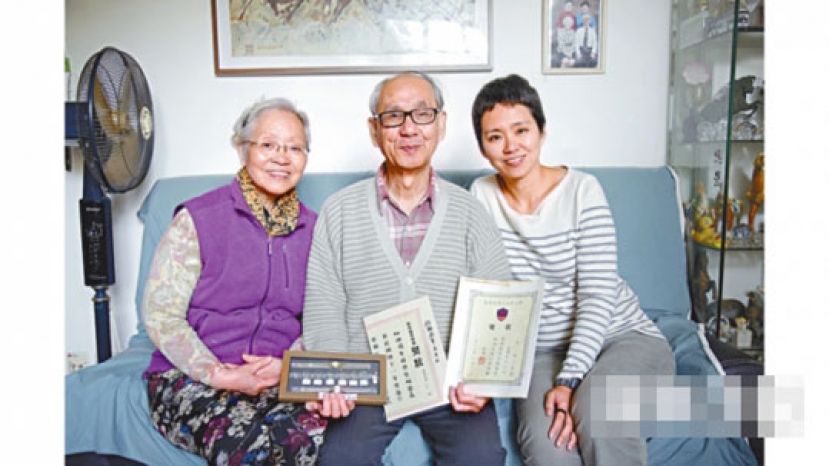 图示：72岁的胡荣森喜欢收藏物品。他人眼中的垃圾，在他眼中却是回忆的凭藉、与家人的联系。旁为太太及二女儿。