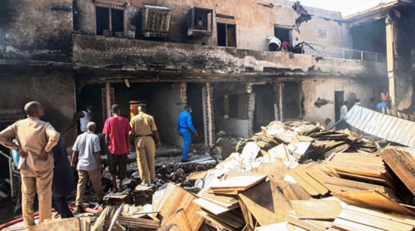 萨洛米陶瓷厂发生爆炸并引发大火。