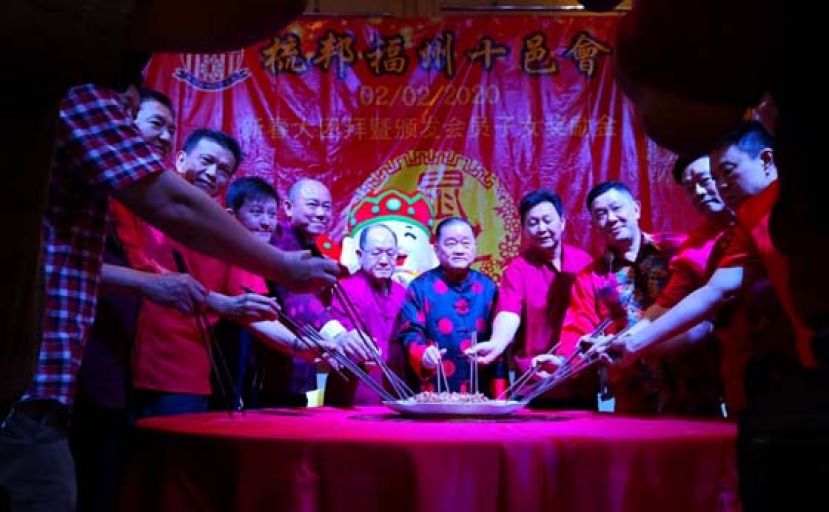 拿督斯里刘为强太平局绅（右五）在会长拿督斯里王英顺（右七）、拿督斯里陈际来（右六）及拿督斯里李祈龙（右四）等人的陪同下共同&ldquo;捞生&rdquo;。