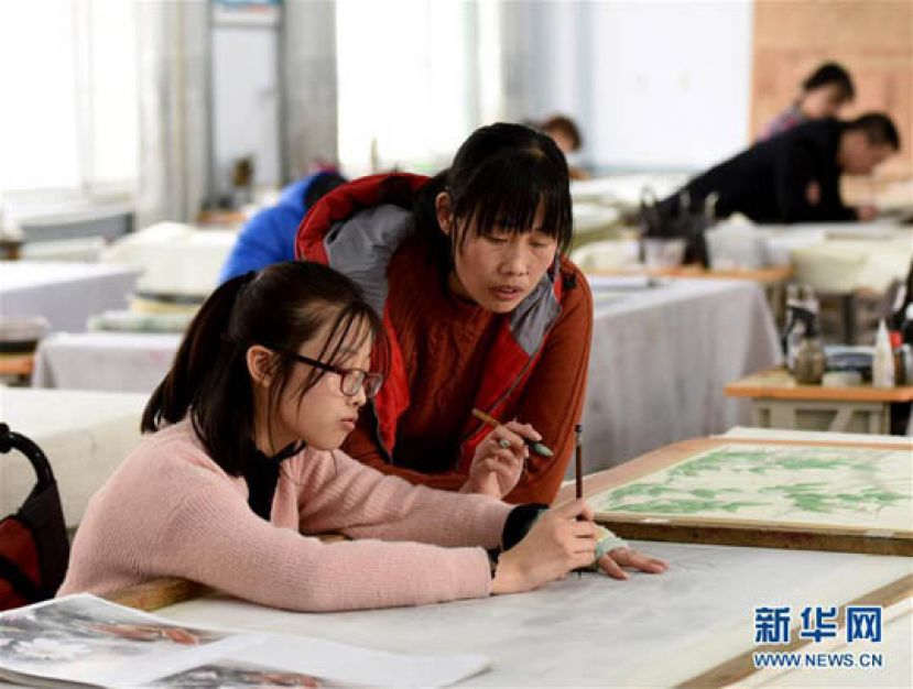 图示：3月12日，李娜和母亲周光磊交流工笔画创作技艺。