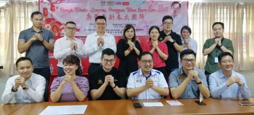 民主行动党众领袖及党员向各界拜年，左起张健仁特别助理江峰年、朋岭区原任州议员杨薇讳、古晋区国会议员俞利文医生、国内贸易及消费人事务部副部长张健仁、浮罗岸区州议员黄庆伟及陈国彬。