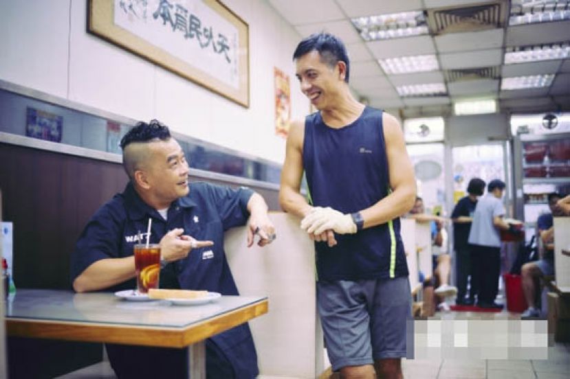 重回旧地的第一站，阿葛带我们到旧式茶餐厅&ldquo;兰香茶餐厅&rdquo;，诉说小店人情，亦回忆小时候到冰室、茶餐厅的趣事。