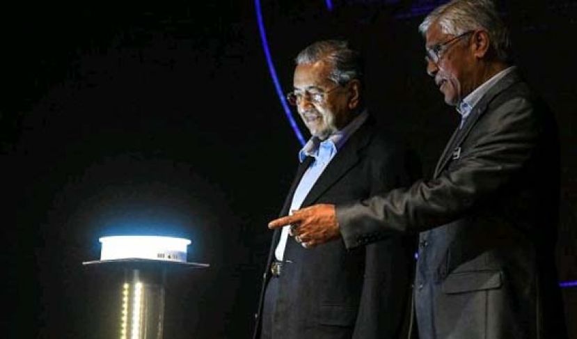 首相敦马哈迪为首要国际反贪倡导者基金会主持推介礼，右为国家管理、廉正及反贪污中心主席丹斯里阿布卡欣。