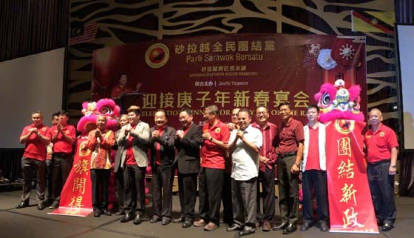 砂全民团结党主席拿督斯里黄顺舸（左五）与党委们出席该党南区新春宴会。