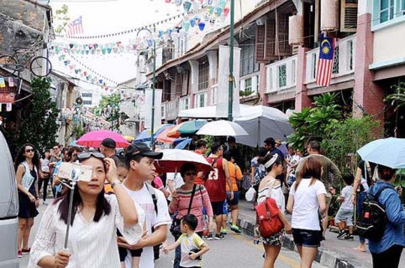 图示：中国游客对地区和全球经济的影响也越来越大。