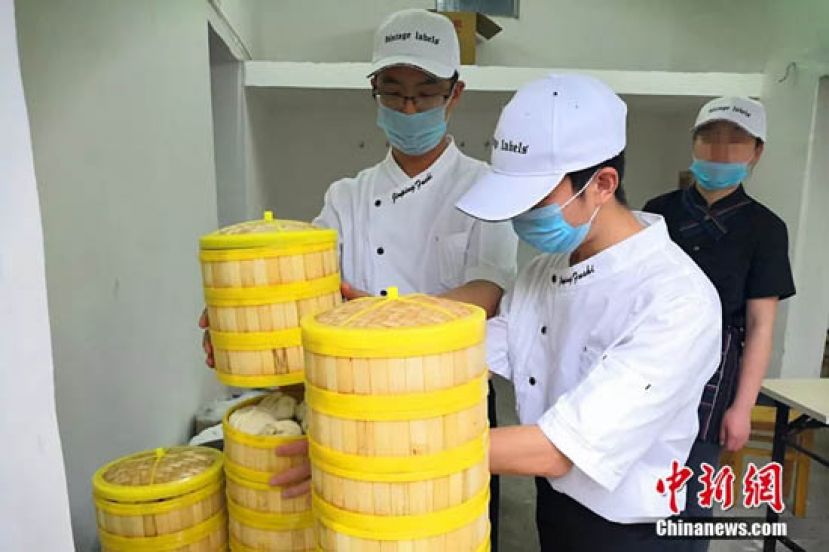 周延清（左一）带着学生在包子铺&ldquo;接受检验&rdquo;。