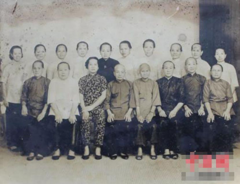 图示：自梳女合照。