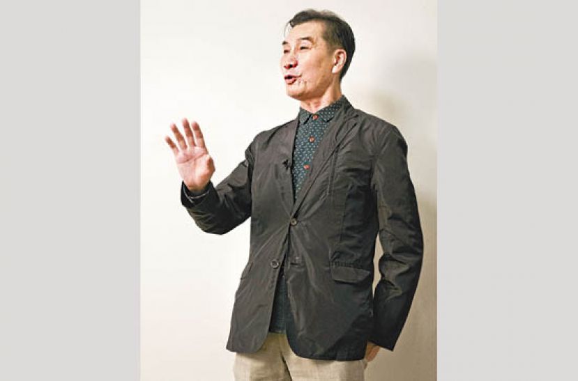 新剑郎由幕前走到幕后，更不时到学校推广粤剧，希望培育年轻人对粤剧的兴趣。