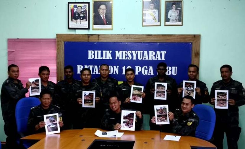 参与取缔加拿逸木塘非法伐木案的普通警察行动部队员与副指挥官菲迪尔副警监一起展示他们的收获照。