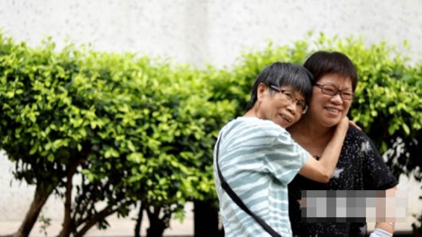 妹妹郭惠珍（匿称毛毛，右）与姊姊郭秀珍（左）虽然先后中风，且家中亦有另外三人中风，但她们仍积极乐观地面对人生。