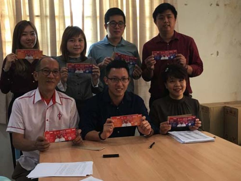 众人于新闻发布会上合影，(前排左起)为顾问龚德灿、筹委会主席沈杰龙及顾问杨薇讳律师。