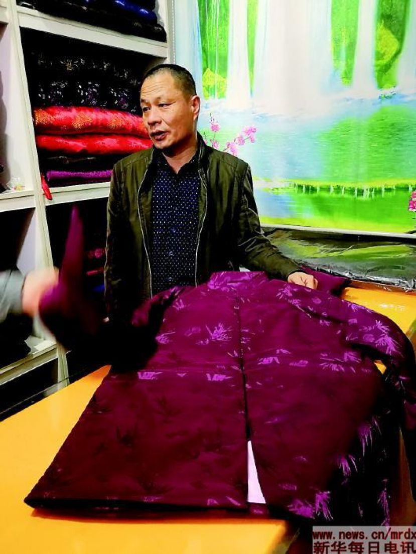 刘绵海展示一款寿衣。