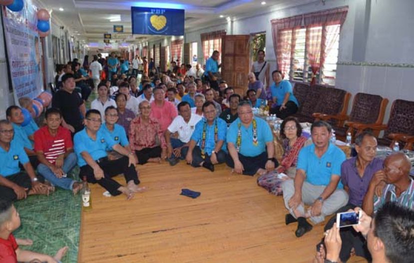 民进党在都东选区的Nyudang长屋举办人民集会，场面热闹。