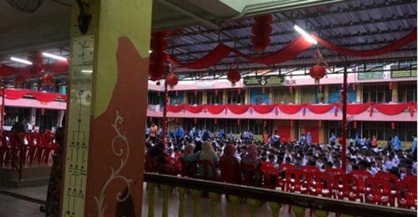 学校张灯结彩迎接农历新年(档案照片)。