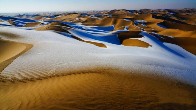 巴丹吉林沙漠冬日色彩斑斓如油画