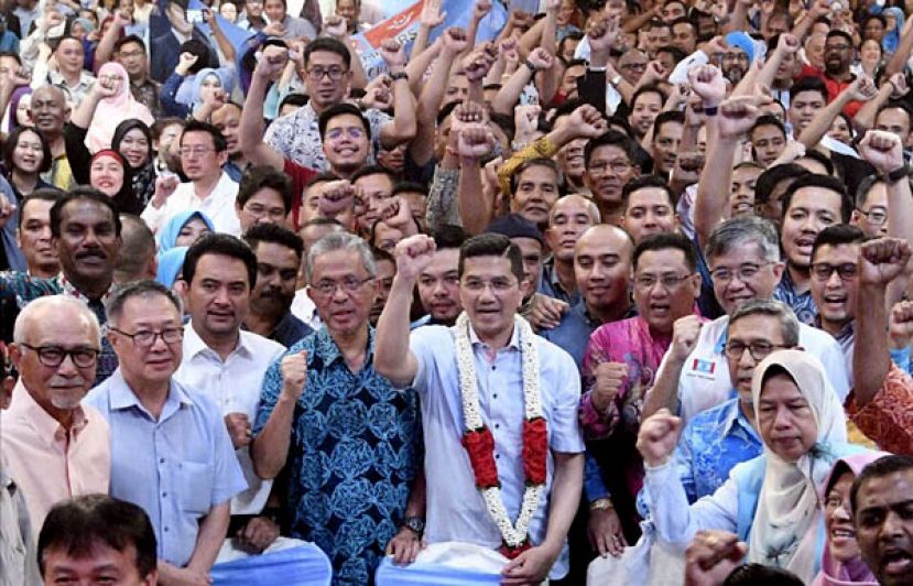 阿兹敏阿里（中）带领逾千出席者高呼&ldquo;烈火莫熄&rdquo;。