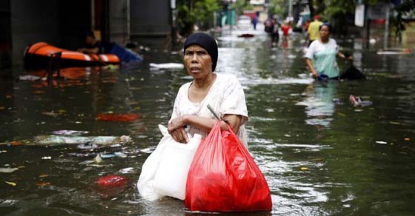 印尼耶加达街道雨涝严重。