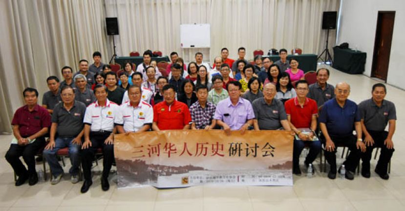 砂华族文化协会10月26日在沐胶举办&ldquo;三河华人历史研讨会&rdquo;，吸引各省文协成员与爱者参与。