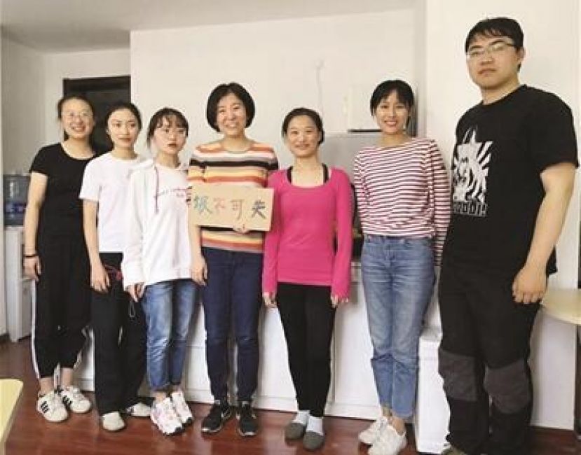 周春（左四）和她的&ldquo;圾不可失&rdquo;团队。