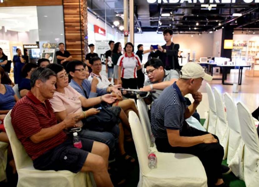 出席&ldquo;甑能煮&rdquo;慈善烹饪示范会的民众掏钱捐献予慈善机构。