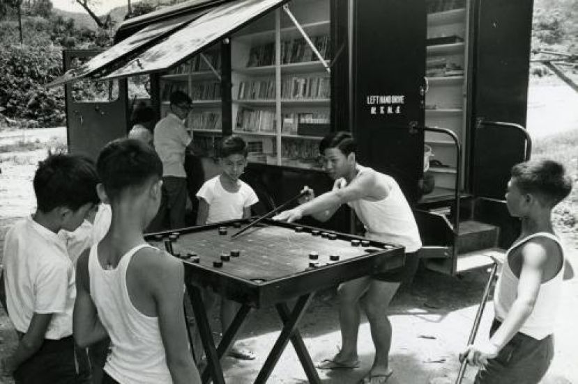图示：&ldquo;童趣&middot;童游：香港儿童玩乐点滴&rdquo;展览中的一张历史照片，图中儿童向流动图书车借用康乐棋切磋棋艺。